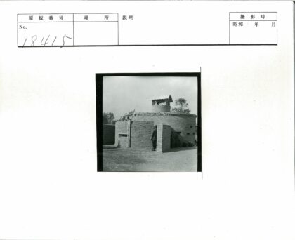 圆形砖砌建筑与维修工人.jpg