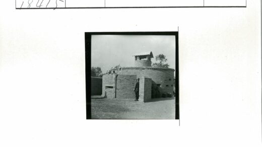 圆形砖砌建筑与维修工人.jpg