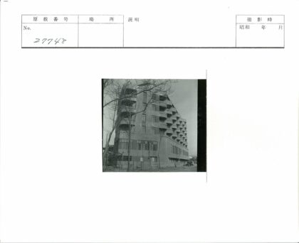 圆形阳台多层建筑晴空树景.jpg