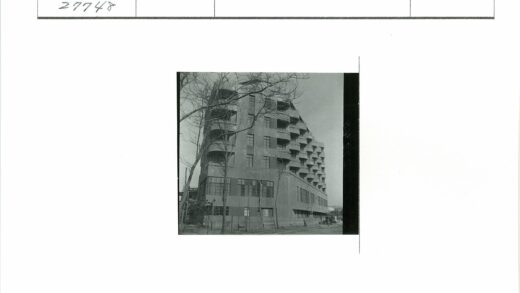 圆形阳台多层建筑晴空树景.jpg