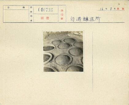 圆形陶罐嵌砖墙角落.jpg