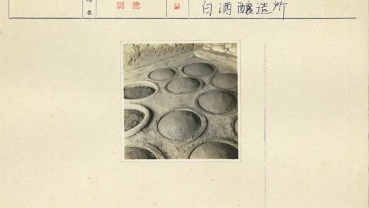 圆形陶罐嵌砖墙角落.jpg