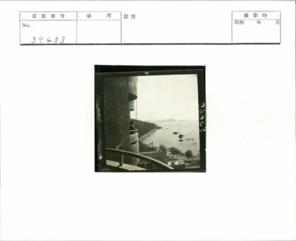 圆柱建筑阳台俯瞰海滨山景.jpg