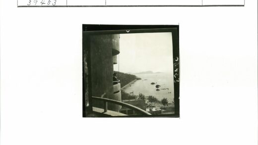 圆柱建筑阳台俯瞰海滨山景.jpg