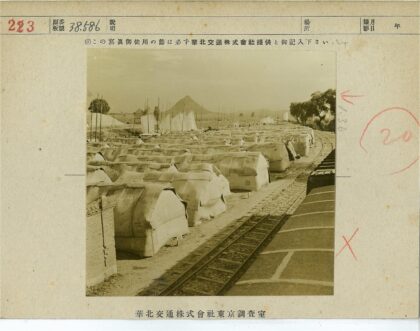 圆锥山旁铁轨货棚景观.jpg
