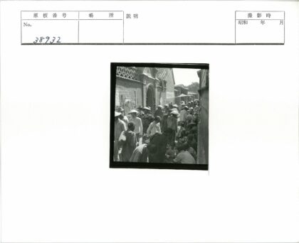 圆锥帽人群逛砖砌建筑街市.jpg