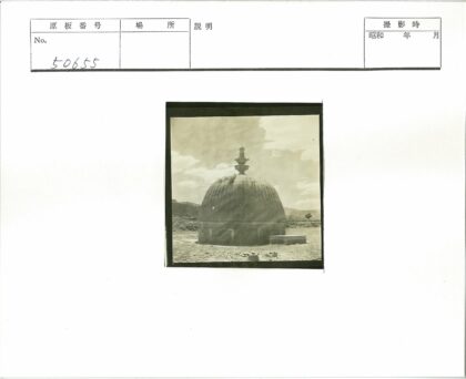 圆顶建筑与远山风景.jpg