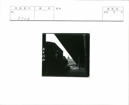 圆顶建筑前蒸汽火车停靠站台.jpg