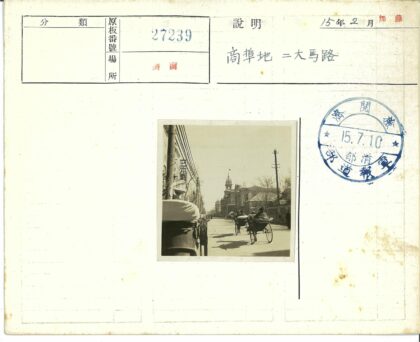 圆顶建筑前街道马车与电线杆.jpg