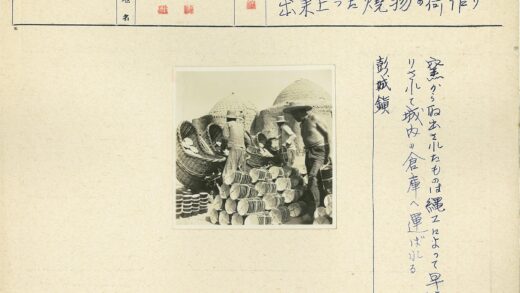 圆顶建筑旁堆放的篮子.jpg