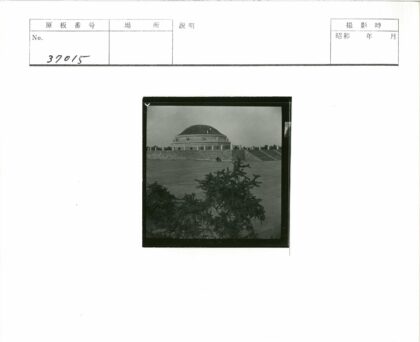 圆顶建筑石阶灌木景观.jpg