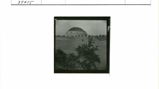 圆顶建筑石阶灌木景观.jpg