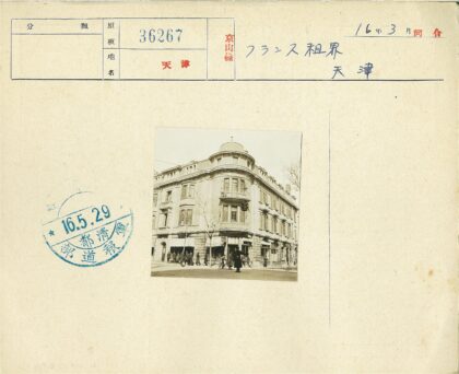 圆顶建筑街景行人交通灯.jpg