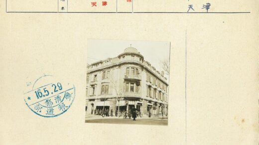 圆顶建筑街景行人交通灯.jpg