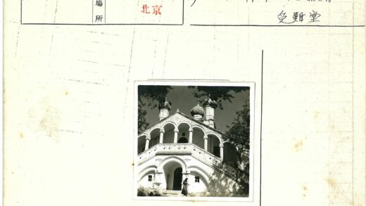 圆顶拱门建筑前行走的人.jpg
