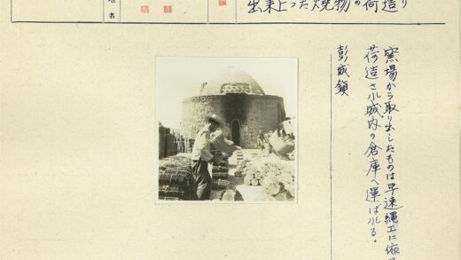 圆顶石砌建筑与提篮人群.jpg