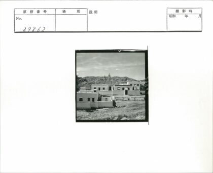 土坯建筑与丘陵风光.jpg