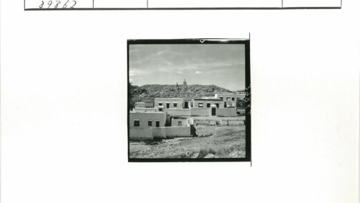 土坯建筑与丘陵风光.jpg