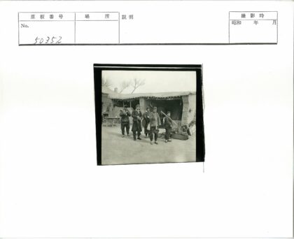 土坯房前演奏乐器的乡村乐队.jpg