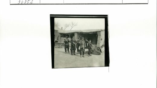 土坯房前演奏乐器的乡村乐队.jpg