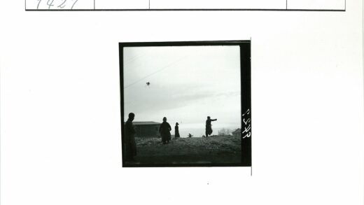 土堆人群与空中风筝.jpg