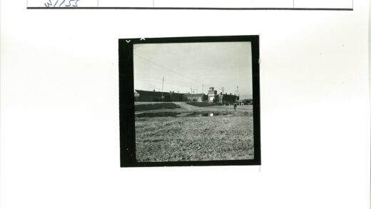 土堆水坑通往建筑群远景.jpg