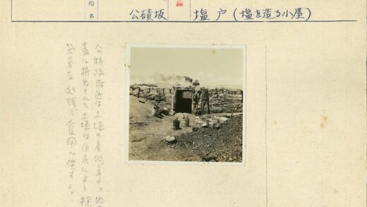 土屋入口木桶工具散落景观.jpg