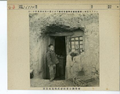 土屋门口的小男孩与绳子.jpg