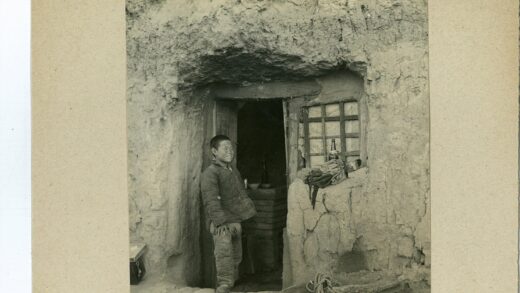 土屋门口的小男孩与绳子.jpg