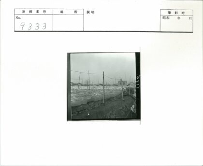 土沟冰堆与电线杆建筑人景.jpg
