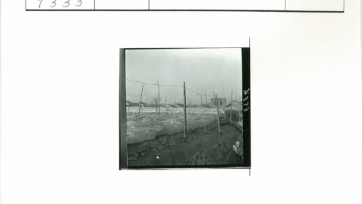 土沟冰堆与电线杆建筑人景.jpg