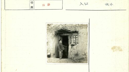 土砖房门前年轻人与杂物.jpg