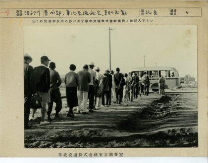 土路上的人群与公共汽车.jpg