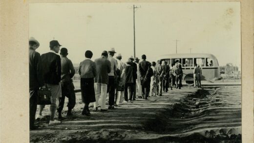 土路上的人群与公共汽车.jpg