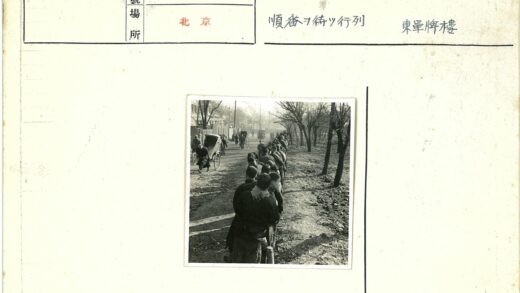 土路上的人群与黄包车.jpg