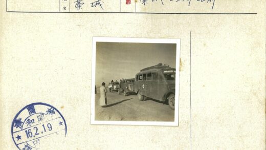 土路上的公共汽车与卡车.jpg
