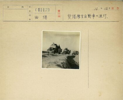 土路上行驶的三辆卡车.jpg