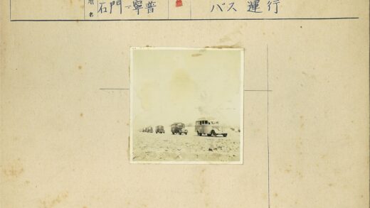 土路上行驶的公共汽车贫瘠风景.jpg
