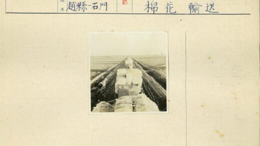 土路上行驶的卡车与马车.jpg