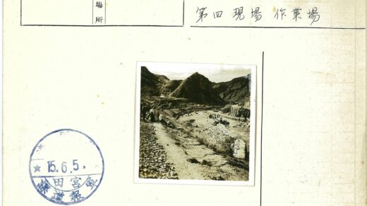 土路俯瞰岩石小溪与山脉.jpg