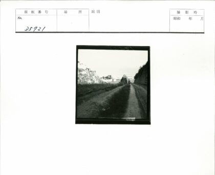 土路山丘远眺建筑晴空.jpg
