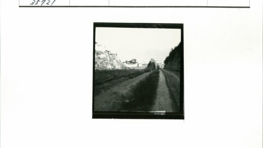 土路山丘远眺建筑晴空.jpg