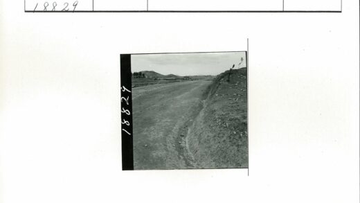 土路延伸至远山自然景观.jpg