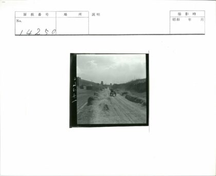 土路手推车与石墙风光.jpg