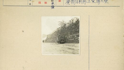 土路旁两人与轮罐墙远景.jpg