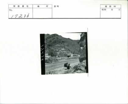 土路旁岩石地行人歇脚.jpg