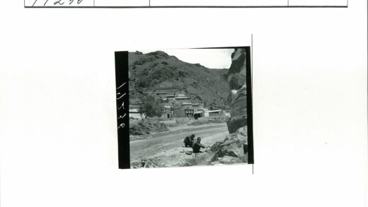 土路旁岩石地行人歇脚.jpg