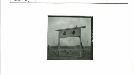土路旁木制招牌老建筑人像.jpg