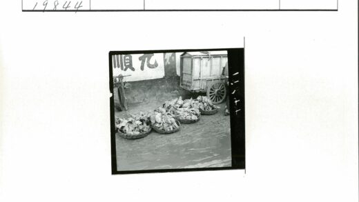 土路柳篮农产品与木车街景.jpg