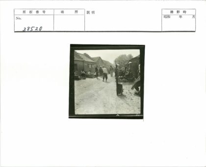 土路砖房市场摊位街景.jpg